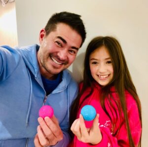 Thomas Beatie Instagram - Colors are just wavelengths of light. 🚻 Finishing up miniature golf with my baby in Leeds, UK. Les couleurs ne sont que des longueurs d'onde de lumière. Finir le golf miniature à Leeds, Angleterre.