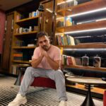 Tiago Careto Instagram - Descansar é essencial para conseguirmos estar bem connosco e com os outros. Estive ontem e hoje em casa, contudo algumas tarefas domésticas para fazer, roupa, casa, cadelas… nunca conseguimos estar totalmente parados! Eu pelo menos não consigo. Convosco é igual? Cascais