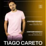 Tiago Careto Instagram – Ora vamos lá. Andei mais distante no último mês por uma boa razão. A @artlab.pt inaugurou o seu próprio espaço e parece que tudo aconteceu ao mesmo tempo. As obras que acabaram no dia anterior à inauguração. Uma inauguração cheia de pessoas lindas que não quiseram ficar de fora num dia tão esperado. Um dia aberto incrível atulhado de pessoas sorridentes. Um convite da @marisaliz_oficial para convocarmos o nosso exército da paz (nunca fez tanto sentido!). O espaço que se enche de pessoas que se identificam e sentem a ART LAB como a sua casa. Foi pensado ao detalhe para cada uma dessas pessoas e elas sabem disso. O amor em forma de arte que ali se vive é indescritível, só quem sente e o vive. Obrigado a todas as pessoas que fizeram parte deste caminho, seja de uma forma positiva com o vosso apoio ou até mesmo aquelas que nos tentaram colocar degraus inesperados, o sorriso que vos dedico é libertador! Obrigado também a toda a equipa (alguns novos que se juntaram!) por confiarem e vestirem a camisola, que só por acaso é da cor mais bonita 💛 

Btw continuo a assumir as aulas de contemporâneo que tanto de mim demonstram, com alunos que já fazem parte da minha vida há anos e outros que chegaram agora. Todos eles merecem-me por inteiro e eu lá estarei para todos! ART LAB Laboratório Artístico