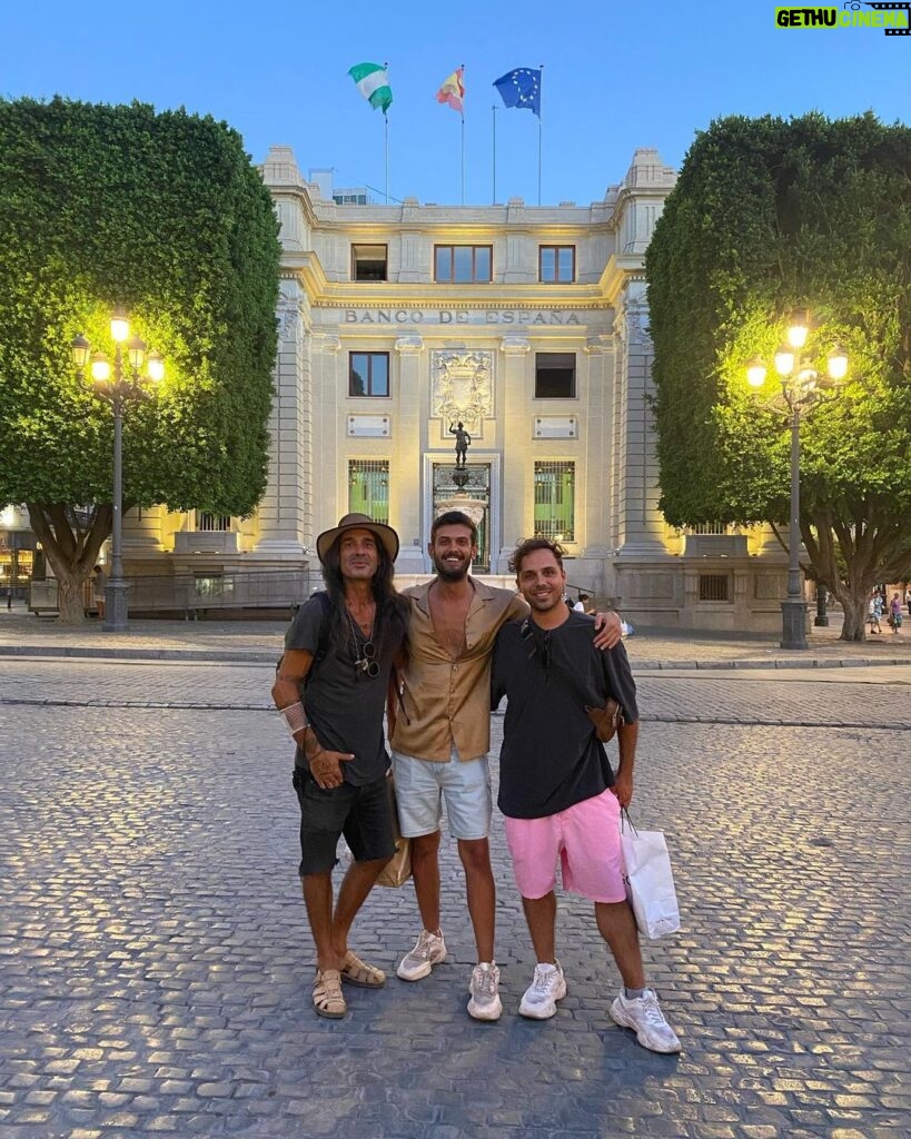 Tiago Careto Instagram - Pensamos nisso, mas acabamos por decidir não assaltar o banco de espanha, dava muito trabalho e nós somos pessoas sérias 😜🤣 #chicasguapas Seville, Spain