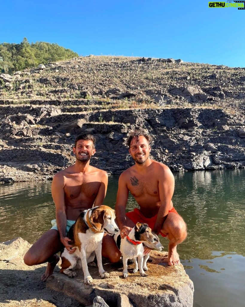 Tiago Careto Instagram - Mais uma tarde incrível no paraíso 🌾🌅 #barragem #barragemdocabril #pedrogaogrande #portugal #jackrussell #beagle Barragem Do Cabril