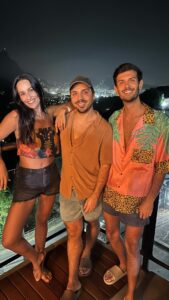 Tiago Careto Instagram - Estes 2 amores vieram visitar-me ao Rio 🇧🇷 Quero proporcionar-lhes as férias da vida deles portanto estou a sacar dos trunfos 😜 Chamei a @lorenabenttes e fomos até à Rocinha. Começámos por fazer umas comprinhas no Camelódromo e depois “pegámos carona” de um moto táxi e subimos ao Miradouro da Rocinha para ver o pôr do sol, petiscar e ouvir um sambinha. Depois foi carona de volta mas decidimos fazer uma parte do caminho a pé porque a descer todos os Santos ajudam, certo?! 😂 Como dizem os brasileiros “super amei”!!! Obrigada Lorena, cê arrasa 😚 #miradourodarocinha #rocinha #camelódromo #brasil #rio #riodejaneiro #superamei