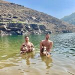 Tiago Careto Instagram - Mais um domingo em família na Barragem do Cabril em Pedrógão Grande 🦭💦 Um espaço incrível onde podemos estar com as nossas cadelas à vontade, envolvidos por uma natureza e tranquilidade indescritíveis e a água é limpa e quente ✨💙 _____ #turismocentrodeportugal #pedrogaogrande Barragem Do Cabril