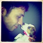 Tiago Careto Instagram - Já sabem como a Mukas é importante para mim. Tornou-se uma parte fundamental da família desde o primeiro momento em que chegou à minha casa e sempre cuidámos dela com todo o carinho. Hoje queria partilhar convosco algumas lembranças especiais dos momentos que vivemos juntos desde que era bebé. Muitos momentos e muitas coisas aprendemos. Por exemplo, como educá-la, como ir ao veterinário, o que lhe dar de comer e as quantidades… Ativem o som e deliciem-se com estas imagens, tal como eu! #FirstTimesRoyalCanin #emcolaboracaocom @royalcanin_pt