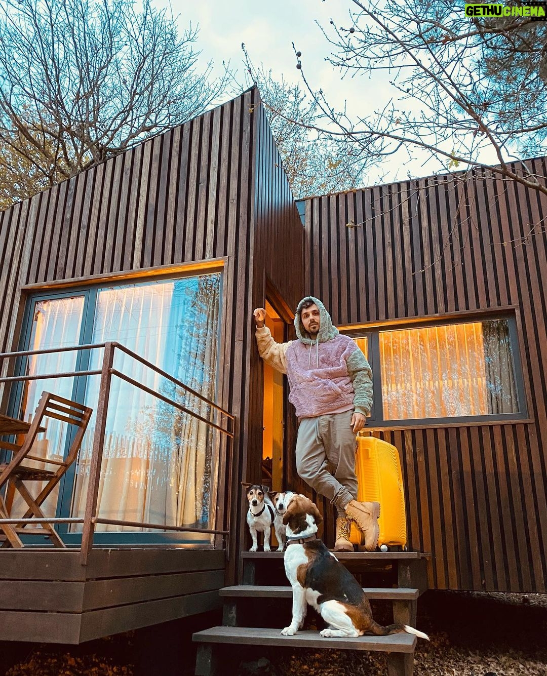 Tiago Careto Instagram - Depois de um fim-de-semana cheio de emoções precisávamos de um bom descanso. Encontrámos o sítio perfeito, a @quintadopedregal é o local perfeito para uns dias em família e é pet friendly, as 🐶🐶🐶 estão no paraíso ☺️ (pai babado!) Quinta do Pedregal Hotel & SPA