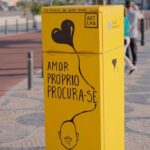 Tiago Careto Instagram – 🌻 SAÚDE MENTAL 🌻

Hoje assinalamos o Dia Mundial da Saúde Mental com o projeto ArteMente, com o apoio da @cascais_oficial , um projeto de promoção e de combate à estigmatização da saúde mental.

Com a ajuda do @um_pinhao conseguimos transformar “monos” em 25 peças artísticas que colocámos nas ruas do nosso concelho alusivas à saúde mental.

Encontrem os 25, mandem-nos as vossas fotografias e vídeos 💛 e ajudem a preservá-los.

Obrigado a todas e todos os trabalhadores da Câmara Municipal de Cascais que colaboraram connosco em muitas das etapas deste projeto, um agradecimento especial à Divisao da Saúde por ter acolhido tão bem este projeto, um obrigado ao projeto BUS (Cascais), à Polícia Municipal de Cascais (foram incansáveis), ao nosso @um_pinhao , entre muitas outras pessoas que fizeram deste projeto uma realidade. ✨

#cascais #artemente #cascaismentalmente #arte #artederua #sustentabilidade #moveis #diamundialdasaudemental #saudemental #mental #psicologia #2023 Cascais, Portugal
