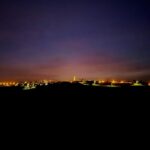 Tiago Careto Instagram - Hoje o Alentejo levou-nos até ao Sr. António. ✨🏡 Ao final da tarde, já estava de noite, percebemos que não tínhamos mais lenha e fomos perguntar aos vizinhos. Encontrámos uma Sra. que nos disse que a caminho de Ourique existe uma pequena aldeia onde vive um Sr. que vende lenha e deu-nos o contacto. Ligámos e a conversa ao telefone foi deliciosa porque a morada não existe no GPS e acabámos por demorar algum tempo até encontrarmos o Sr. António que estava à nossa espera com um sorriso de orelha a orelha à porta de um mini mercado. Pediu-nos mais dois minutos para ir buscar a carrinha com a comida para os seus animais, visto que ia connosco ao terreno para comprarmos lenha e aproveitava e tratava logo deles. Escusava de fazer outra viagem. Num escuro imenso e num silêncio profundo lá fomos por caminhos de terra batida que pareciam infindáveis até ao terreno do Sr. António. Conversámos muito. Enquanto carregávamos e pesávamos a lenha falámos sobre a vida, o barulho, o silêncio, a paz, os animais, a natureza, o infinito dos montes, a calmia da noite. Sobre a sorte e o facto de nos termos encontrado e estarmos os três de noite às gargalhadas no cimo do monte rodeados de animais e a ver a aldeia no meio da escuridão. “Eu gosto de viver aqui. Aqui eu vivo no silêncio e faço barulho quando quero. Vocês vivem no barulho e não encontram silêncio quando querem. Isso não é para mim. O verdadeiro silêncio só existe aqui.” [Sr. António] Foi delicioso. Obrigado Sr. António. Foi a forma perfeita de acabar o ano. Foi uma conversa mesmo bonita e fica a promessa de que voltaremos em breve. Ah e no regresso percebemos que vínhamos com selos nos sapatos 😂 um bom presságio para 2023! ✌️🍃🤍 #alentejo