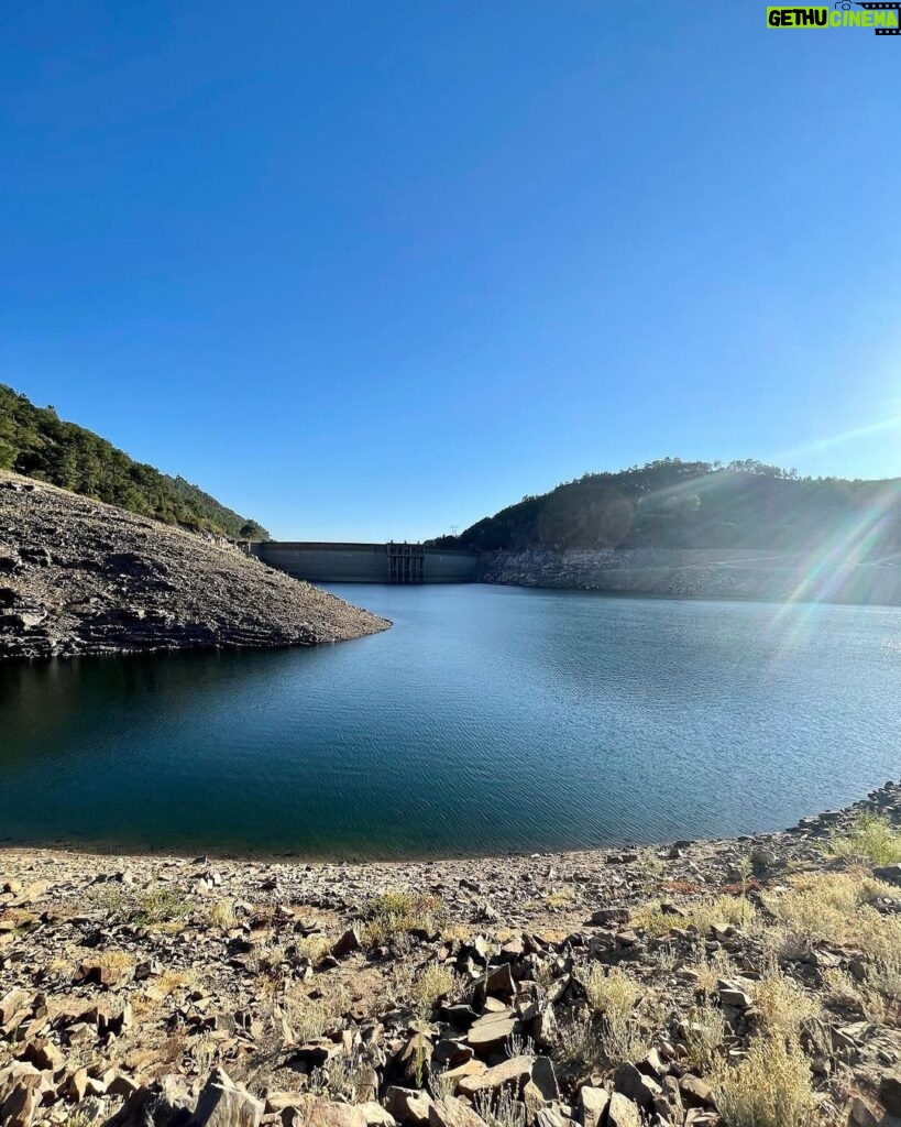 Tiago Careto Instagram - Mais uma tarde incrível no paraíso 🌾🌅 #barragem #barragemdocabril #pedrogaogrande #portugal #jackrussell #beagle Barragem Do Cabril