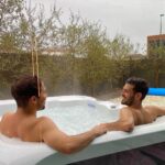 Tiago Careto Instagram - Hoje explorámos o spa. Piscina aquecida, sauna, banho turco e o jacuzzi no exterior com a chuva a cair-nos na cara foi a cereja no topo do bolo. Precisávamos de descansar e de tempo para nós e só podemos sentirmo-nos gratos por termos encontrado a @quintadopedregal que tão bem sabe receber 🤍 Quinta do Pedregal Hotel & SPA