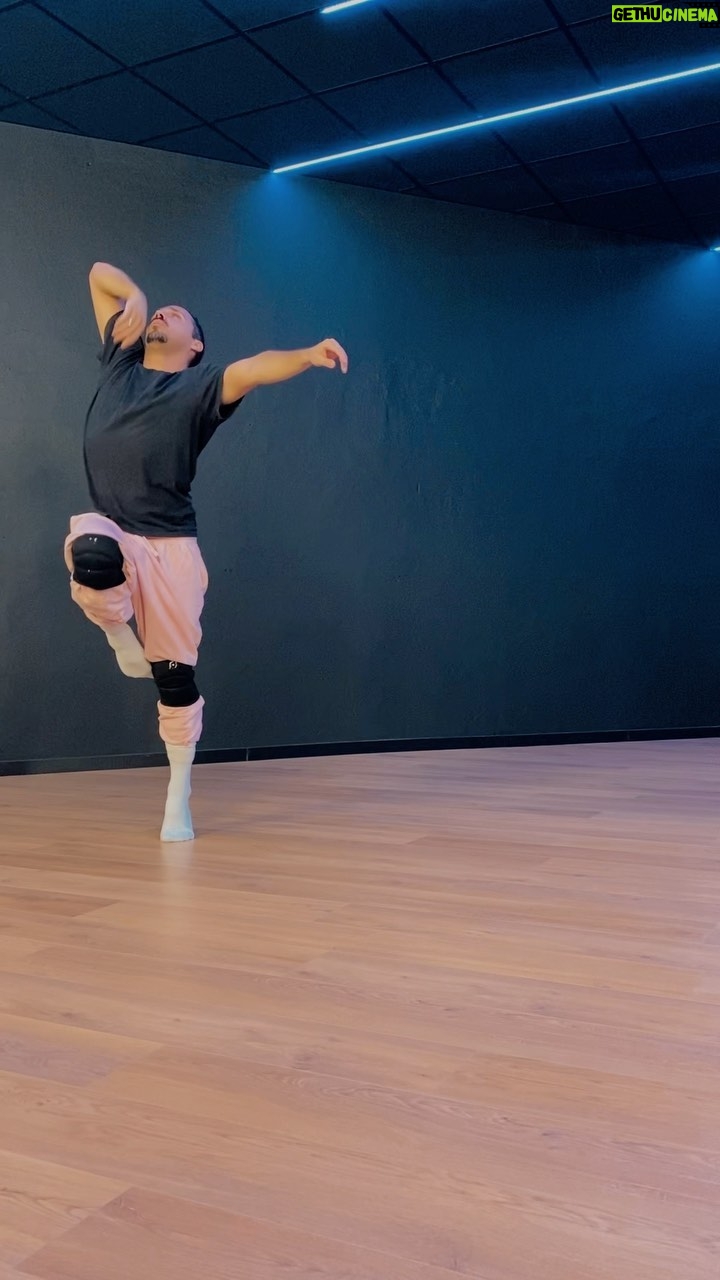 Tiago Careto Instagram - Mais um dia no escritório • • • #dance #contemporary #danceclass ART LAB Laboratório Artístico