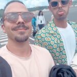 Tiago Careto Instagram - CHEGÁMOS À TERCEIRA!!! Hoje é um dia especial e como já é tradição viemos festejar. O @bernardorgoncalves faz anos e gostamos sempre de sair da nossa rotina para vir passear e conhecer. Acabámos de aterrar há pouco e já estamos instalados. A @casasdomorgadio é um espaço lindo, no meio da natureza, perfeito para aproveitarmos estes dias. Vamos mostrando tudooo! A @rent_a_car_sunset vai levar-nos a todos os cantos e encantos que esta ilha tem para nos oferecer! Agora é despacharmo-nos que a paparoca está à nossa espera 😜 Ilha Terceira