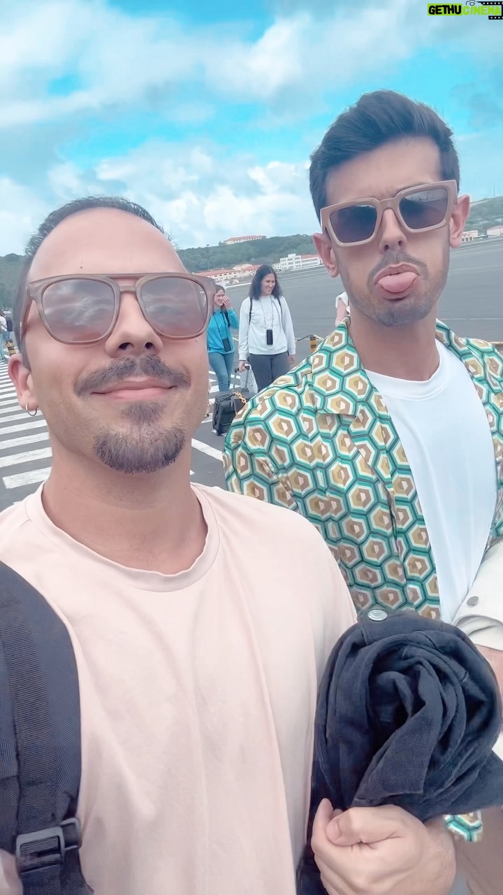 Tiago Careto Instagram - CHEGÁMOS À TERCEIRA!!! Hoje é um dia especial e como já é tradição viemos festejar. O @bernardorgoncalves faz anos e gostamos sempre de sair da nossa rotina para vir passear e conhecer. Acabámos de aterrar há pouco e já estamos instalados. A @casasdomorgadio é um espaço lindo, no meio da natureza, perfeito para aproveitarmos estes dias. Vamos mostrando tudooo! A @rent_a_car_sunset vai levar-nos a todos os cantos e encantos que esta ilha tem para nos oferecer! Agora é despacharmo-nos que a paparoca está à nossa espera 😜 Ilha Terceira