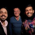 Tiago Careto Instagram - Hoje o Alentejo levou-nos até ao Sr. António. ✨🏡 Ao final da tarde, já estava de noite, percebemos que não tínhamos mais lenha e fomos perguntar aos vizinhos. Encontrámos uma Sra. que nos disse que a caminho de Ourique existe uma pequena aldeia onde vive um Sr. que vende lenha e deu-nos o contacto. Ligámos e a conversa ao telefone foi deliciosa porque a morada não existe no GPS e acabámos por demorar algum tempo até encontrarmos o Sr. António que estava à nossa espera com um sorriso de orelha a orelha à porta de um mini mercado. Pediu-nos mais dois minutos para ir buscar a carrinha com a comida para os seus animais, visto que ia connosco ao terreno para comprarmos lenha e aproveitava e tratava logo deles. Escusava de fazer outra viagem. Num escuro imenso e num silêncio profundo lá fomos por caminhos de terra batida que pareciam infindáveis até ao terreno do Sr. António. Conversámos muito. Enquanto carregávamos e pesávamos a lenha falámos sobre a vida, o barulho, o silêncio, a paz, os animais, a natureza, o infinito dos montes, a calmia da noite. Sobre a sorte e o facto de nos termos encontrado e estarmos os três de noite às gargalhadas no cimo do monte rodeados de animais e a ver a aldeia no meio da escuridão. “Eu gosto de viver aqui. Aqui eu vivo no silêncio e faço barulho quando quero. Vocês vivem no barulho e não encontram silêncio quando querem. Isso não é para mim. O verdadeiro silêncio só existe aqui.” [Sr. António] Foi delicioso. Obrigado Sr. António. Foi a forma perfeita de acabar o ano. Foi uma conversa mesmo bonita e fica a promessa de que voltaremos em breve. Ah e no regresso percebemos que vínhamos com selos nos sapatos 😂 um bom presságio para 2023! ✌️🍃🤍 #alentejo