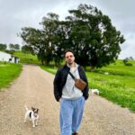Tiago Careto Instagram - Depois da tempestade vem a bonança. Ontem a chuva e o vento estiveram a dominar o nosso dia, hoje foram à vida deles e aproveitámos para um passeio num dos nossos sítios preferidos. É em Cascais, tem animais, hortas e muitos quilómetros a percorrer. A Quinta do Pisão é dos melhores sítios para passearmos os nossos 🐶🐶🐶 Conhecem?