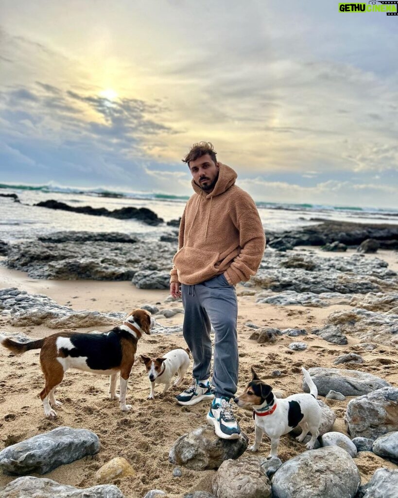 Tiago Careto Instagram - Domingo na praia ⛅️ Parede, Lisboa, Portugal