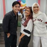 Tiara Jacquelina Instagram - Eh eh... wrong direction pulak 😆 I really enjoyed working with these 2 cuties @hunhaqeem and @eryshaemyra for tomorrow's #AstroShowcase2023 event. Don't miss watching them on @astrogempak youtube channel, live at 8pm! #TheAllNewAstro #chintawrongdirection #AstroShowcase2023 #AstroBaharu #TakMacamDulu #TiaraJDirects #EnfinitiMakesMagic