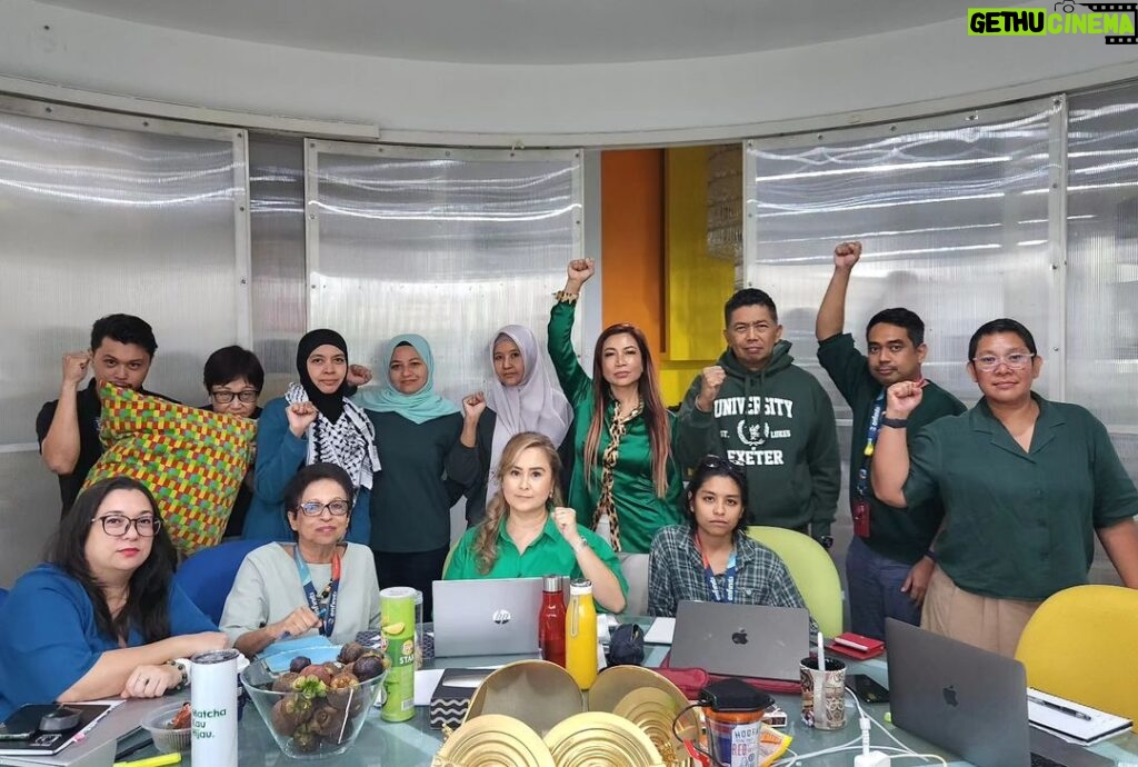 Tiara Jacquelina Instagram - Team @enfinitimy wore green at our HOD meeting today in solidarity with the people of Palest1ne. Praying for an end to the continous murder of innocent women, children and babies in Gaza. Hoping the powerful world leaders will find it in their hearts to do the right thing and stop this senseless war. #weargreen #weargreenforpalestine #ceasefirenow🇵🇸 Enfiniti