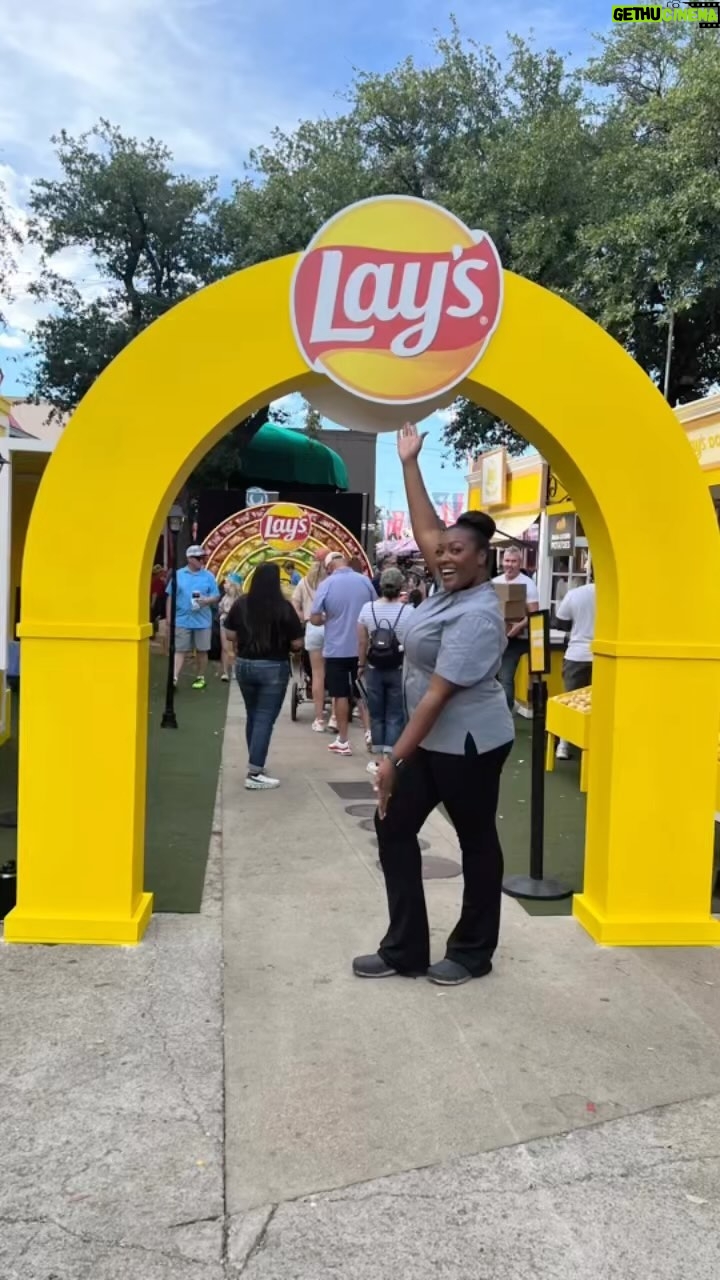 Tiffany Derry Instagram - I’m really excited to be here at the @lays event at the State Fair of Texas. If you aren’t here or on the way change your plans because I will be here tomorrow and Sunday!! Did you know Lay’s potato chips are made with real potatoes proudly grown on over 100 farms across North America! Come taste all the sweet and savory creations I’ve created using Lay’s Potato Chips and say hi to your girl!! #Lays #GoldenGrowsHere #StayGolden #ad