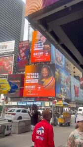 Tiffany Derry Instagram - Fam!!! Are you seeing what I’m seeing?? Ya girl in Times Square and this is blowing my mind!! All I got to say is don’t give up on your dream and yourself. Over my bed it says boldly so I don’t forget, Your gift will make room for you!! Proverbs 18:16 #sheftiffanyderry #chef #rootssoutherntable #rootschickenshak Times Square Manhattan, New York