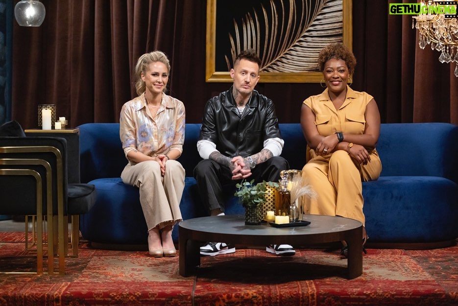 Tiffany Derry Instagram - Premiering Tuesday, September 19th at 9/8c pm- “Titans vs Mei Lin” Tournament of Champions winner @meilin21 brings her competitive edge to Bobby Flay’s Triple Threat kitchen. As Michael Voltaggio’s former protege, she’s ready to show that the student can outcook the master and the rest of team Titan. Then, judge @stephanieizard will decide if Mei Lin’s winning streak has come to an end. #BobbysTripleThreat @foodnetwork