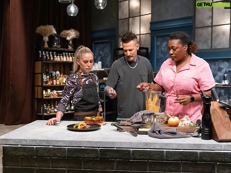 Tiffany Derry Instagram - Tonight’s the night!! Tuesday, September 5th at 9/8c pm- “Titans vs Scott Conant” Iconic chef @conantnyc enters @bobbyflay Triple Threat kitchen to prove he still has what it takes to compete with the best. Scott enjoys showing off his skills to the Titans, and it's all fun and games until judge @chefjwaxman puts the pressure on. #BobbysTripleThreat @foodnetwork