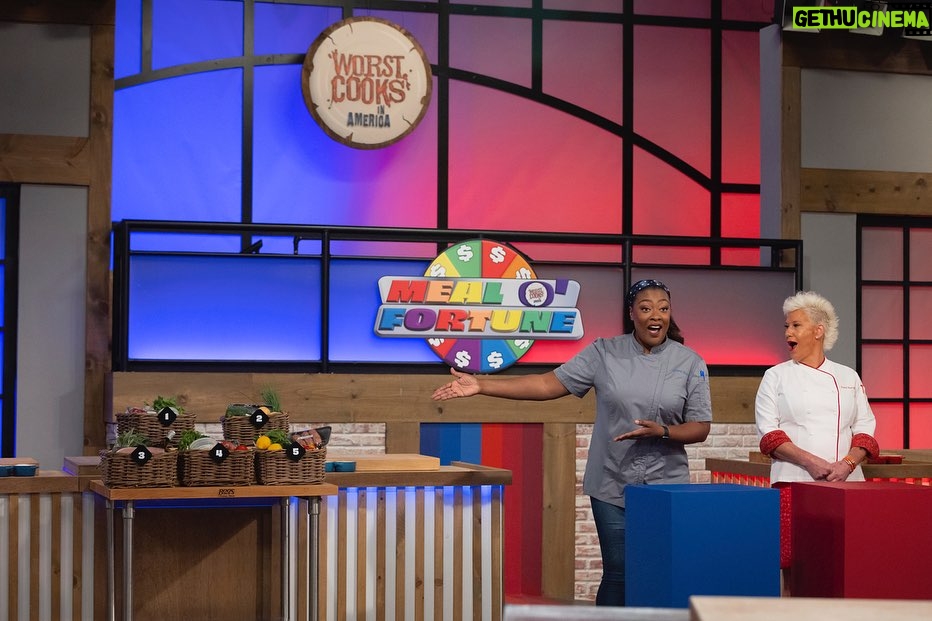Tiffany Derry Instagram - I can’t believe the finale is happening tonight for #worstcooks on @foodnetwork so don’t miss out!! Congrats to the recruits who have made it this far and all of Team Blue!! Let’s Go Blue #teamblue #shef #cheftiffanyderry