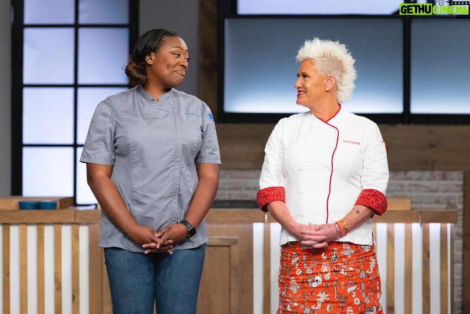 Tiffany Derry Instagram - I can’t believe the finale is happening tonight for #worstcooks on @foodnetwork so don’t miss out!! Congrats to the recruits who have made it this far and all of Team Blue!! Let’s Go Blue #teamblue #shef #cheftiffanyderry