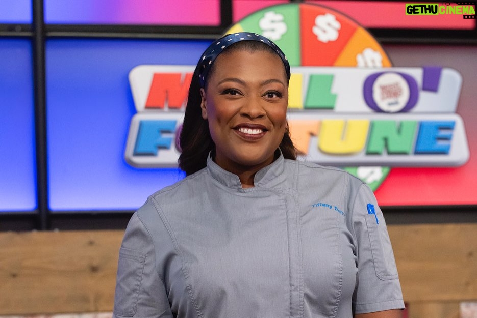Tiffany Derry Instagram - I can’t believe the finale is happening tonight for #worstcooks on @foodnetwork so don’t miss out!! Congrats to the recruits who have made it this far and all of Team Blue!! Let’s Go Blue #teamblue #shef #cheftiffanyderry