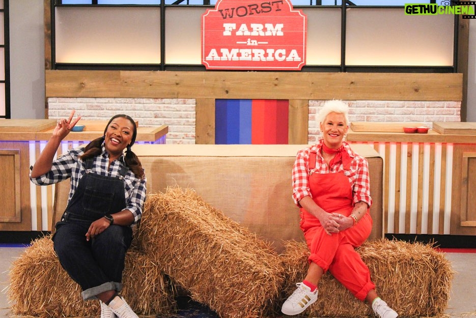 Tiffany Derry Instagram - This week is going to Be Extra Unique!! This week is a double header so get ready to laugh and learn. The recruits step into a place they’ve never been before: the supermarket! Chefs Anne Burrell and I test the recruits’ taste buds to see who can successfully identify ingredients and navigate the supermarket aisles to locate them. For the skill drill challenge, recruits compete head-to-head and prepare tostadas. Then in the main dish cook, we teach our teams how to make fresh tortellini from scratch with sauce just like Nonna used to make! The recruits with the best dishes get another week in their basket, but the least successful recruits have to check out. Next up Farm to Fumble and we’ll you gotta see it to believe it. #worstcooks #worstcooksinamerica #foodnetwork #shef #cheftiffanyderry @tobenwigwe #tobenwigwe Hair: @studio__1216 @jacqueline_helene MUA: @jacqueline_helene Wardrobe: @courtneyfuglein