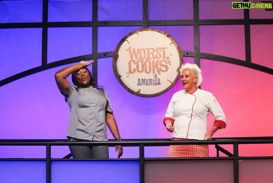 Tiffany Derry Instagram - This week is going to Be Extra Unique!! This week is a double header so get ready to laugh and learn. The recruits step into a place they’ve never been before: the supermarket! Chefs Anne Burrell and I test the recruits’ taste buds to see who can successfully identify ingredients and navigate the supermarket aisles to locate them. For the skill drill challenge, recruits compete head-to-head and prepare tostadas. Then in the main dish cook, we teach our teams how to make fresh tortellini from scratch with sauce just like Nonna used to make! The recruits with the best dishes get another week in their basket, but the least successful recruits have to check out. Next up Farm to Fumble and we’ll you gotta see it to believe it. #worstcooks #worstcooksinamerica #foodnetwork #shef #cheftiffanyderry @tobenwigwe #tobenwigwe Hair: @studio__1216 @jacqueline_helene MUA: @jacqueline_helene Wardrobe: @courtneyfuglein
