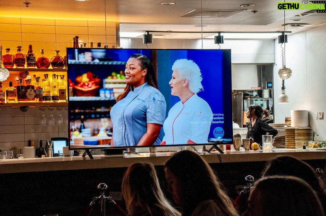 Tiffany Derry Instagram - Last night, we had an evening full of laughs, great food, and delicious cocktails while we watched the season premiere of Worst Cooks in America with @mastercheftd! Did you watch the episode? Tune in every Sunday on @foodnetwork at 7pm CST!