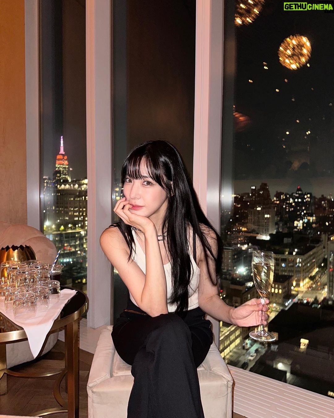 Tiffany Young Instagram - was so excited to join dive studios in NYC again, to kick-off New York Fashion Week with my new Galaxy Z Flip 5! more exciting stuff coming soon with @samsungmobileusa and @thedivestudios #SamsungxDIVE @samsungmobileusa @thedivestudios