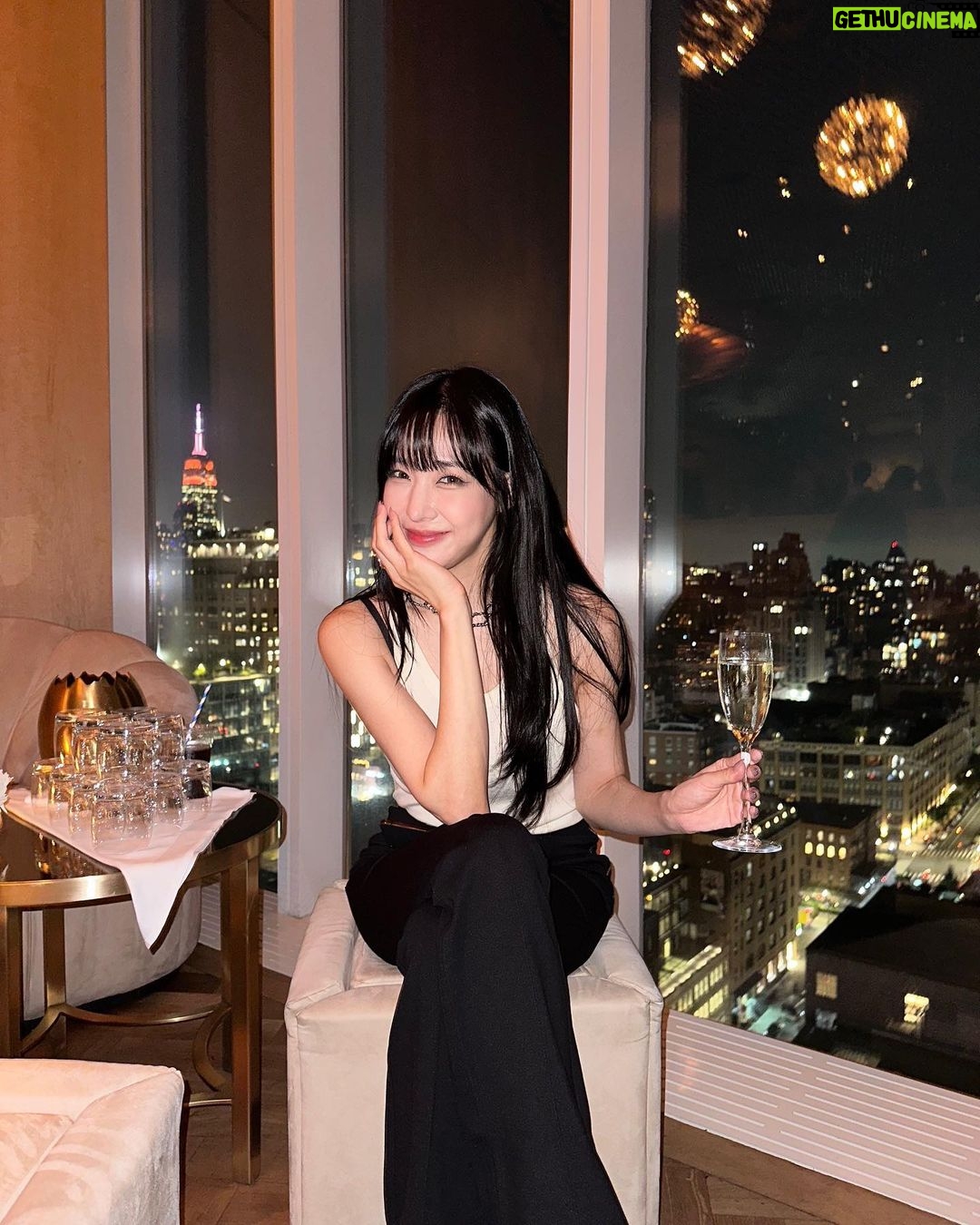 Tiffany Young Instagram - was so excited to join dive studios in NYC again, to kick-off New York Fashion Week with my new Galaxy Z Flip 5! more exciting stuff coming soon with @samsungmobileusa and @thedivestudios #SamsungxDIVE @samsungmobileusa @thedivestudios