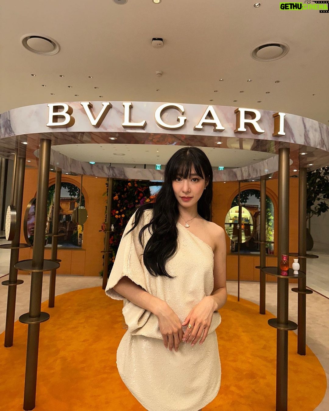 Tiffany Young Instagram - @bulgari Allegra Passeggiata , the Hyundai Seoul ๐๏ธ ๋ถ๊ฐ๋ฆฌ ํผํธ์ ์ฒซ ํ์
์คํ ์ด์ ์ด๋๋์ด ๋ค๋
์์ด์. ์ ์ ํ ํ์ธ์ง์ํ ์ค ๋ ํผํธ ๋ก ์นญ์ ์ถํํ๋ ๊ณณ์์ ๋ค์ํ ์กํฐ๋นํฐ๋ ์ฒดํํด๋ณด๊ณ ์ ๋ฌผ๋ ๋ฐ๊ณ ์ค๋๋ง์ ์ข์ํ๋ ๋ถ๊ฐ๋ฆฌ ํฅ์ ๋ง์๊ป ์ฒดํํด ๋ณด๊ณ ๋๋ฌด ์ฌ๋ฏธ์์์ด์. 8์15์ผ๊น์ง ๋ ํ๋ ์์ธ ํ์
์คํ ์ด์์ ์ดํ๋ฆฌ์์ ์ฐ์ฑ
์ ๋ฎ์ ํฅ๊ธฐ ๊ผญ ํ๋ฒ ๋งก์๋ณด์ธ์ โจ ps. ํ๋ํฝ์ ํ์ธ์ง์ํ ํฅ์ + ๋ฒ ๋ฅด๊ฐ๋ชป ๋งค๊ทธ๋ํ์ ์์ผ์ค ๐ค #Bulgari #BulgariAllegra #๋ถ๊ฐ๋ฆฌํฅ์ #๋ถ๊ฐ๋ฆฌ์๋ ๊ทธ๋ผ #magnifyformore