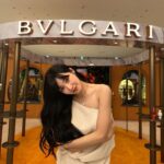 Tiffany Young Instagram - @bulgari Allegra Passeggiata , the Hyundai Seoul 🕊️ 불가리 퍼퓸의 첫 팝업 스토어에 초대되어 다녀왔어요. 신제품 파세지아타 오 드 퍼퓸 론칭을 축하하는 곳에서 다양한 액티비티도 체험해보고 선물도 받고 오랜만에 좋아하는 불가리 향수 마음껏 체험해 보고 너무 재미있었어요. 8월15일까지 더 현대 서울 팝업 스토어에서 이탈리안의 산책을 닮은 향기 꼭 한번 맡아보세요 ✨ ps. 파니픽은 파세지아타 향수 + 베르가못 매그니파잉 에센스 🤍 #Bulgari #BulgariAllegra #불가리향수 #불가리알레그라 #magnifyformore