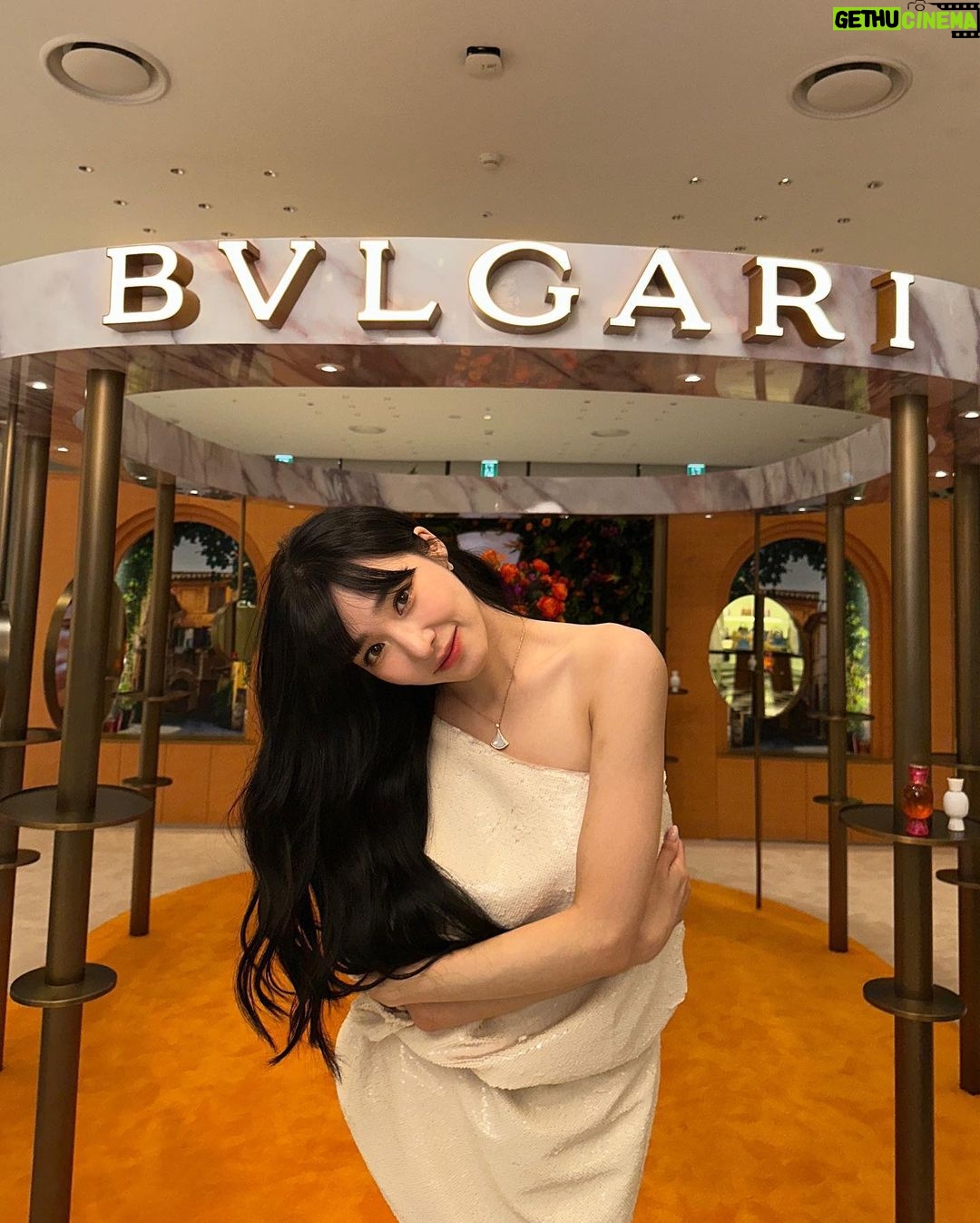 Tiffany Young Instagram - @bulgari Allegra Passeggiata , the Hyundai Seoul ๐๏ธ ๋ถ๊ฐ๋ฆฌ ํผํธ์ ์ฒซ ํ์
์คํ ์ด์ ์ด๋๋์ด ๋ค๋
์์ด์. ์ ์ ํ ํ์ธ์ง์ํ ์ค ๋ ํผํธ ๋ก ์นญ์ ์ถํํ๋ ๊ณณ์์ ๋ค์ํ ์กํฐ๋นํฐ๋ ์ฒดํํด๋ณด๊ณ ์ ๋ฌผ๋ ๋ฐ๊ณ ์ค๋๋ง์ ์ข์ํ๋ ๋ถ๊ฐ๋ฆฌ ํฅ์ ๋ง์๊ป ์ฒดํํด ๋ณด๊ณ ๋๋ฌด ์ฌ๋ฏธ์์์ด์. 8์15์ผ๊น์ง ๋ ํ๋ ์์ธ ํ์
์คํ ์ด์์ ์ดํ๋ฆฌ์์ ์ฐ์ฑ
์ ๋ฎ์ ํฅ๊ธฐ ๊ผญ ํ๋ฒ ๋งก์๋ณด์ธ์ โจ ps. ํ๋ํฝ์ ํ์ธ์ง์ํ ํฅ์ + ๋ฒ ๋ฅด๊ฐ๋ชป ๋งค๊ทธ๋ํ์ ์์ผ์ค ๐ค #Bulgari #BulgariAllegra #๋ถ๊ฐ๋ฆฌํฅ์ #๋ถ๊ฐ๋ฆฌ์๋ ๊ทธ๋ผ #magnifyformore