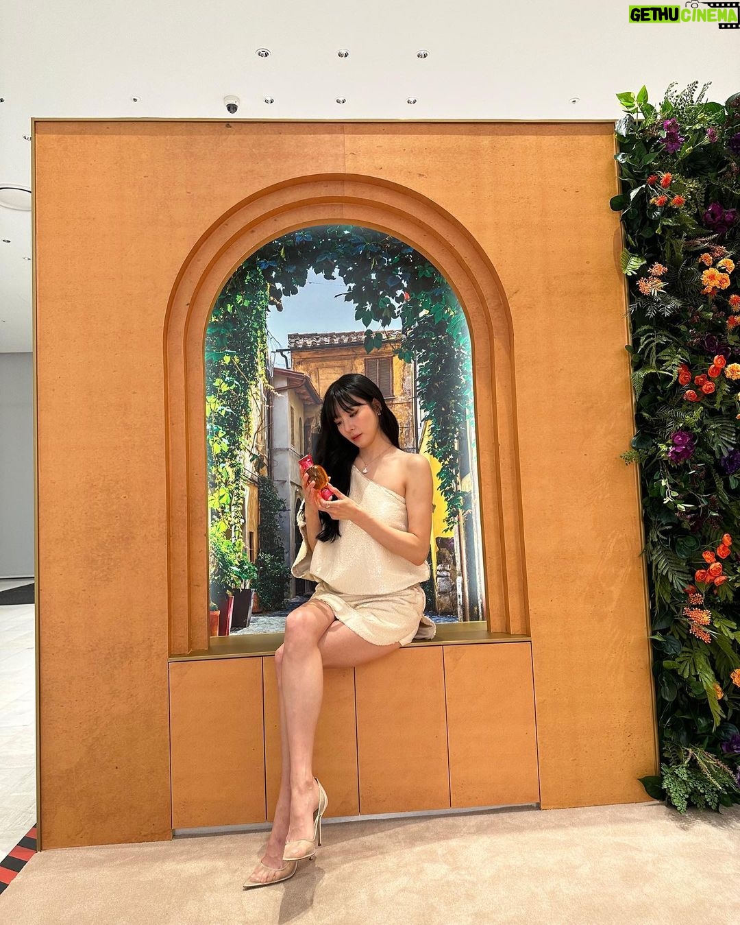 Tiffany Young Instagram - @bulgari Allegra Passeggiata , the Hyundai Seoul ๐๏ธ ๋ถ๊ฐ๋ฆฌ ํผํธ์ ์ฒซ ํ์
์คํ ์ด์ ์ด๋๋์ด ๋ค๋
์์ด์. ์ ์ ํ ํ์ธ์ง์ํ ์ค ๋ ํผํธ ๋ก ์นญ์ ์ถํํ๋ ๊ณณ์์ ๋ค์ํ ์กํฐ๋นํฐ๋ ์ฒดํํด๋ณด๊ณ ์ ๋ฌผ๋ ๋ฐ๊ณ ์ค๋๋ง์ ์ข์ํ๋ ๋ถ๊ฐ๋ฆฌ ํฅ์ ๋ง์๊ป ์ฒดํํด ๋ณด๊ณ ๋๋ฌด ์ฌ๋ฏธ์์์ด์. 8์15์ผ๊น์ง ๋ ํ๋ ์์ธ ํ์
์คํ ์ด์์ ์ดํ๋ฆฌ์์ ์ฐ์ฑ
์ ๋ฎ์ ํฅ๊ธฐ ๊ผญ ํ๋ฒ ๋งก์๋ณด์ธ์ โจ ps. ํ๋ํฝ์ ํ์ธ์ง์ํ ํฅ์ + ๋ฒ ๋ฅด๊ฐ๋ชป ๋งค๊ทธ๋ํ์ ์์ผ์ค ๐ค #Bulgari #BulgariAllegra #๋ถ๊ฐ๋ฆฌํฅ์ #๋ถ๊ฐ๋ฆฌ์๋ ๊ทธ๋ผ #magnifyformore