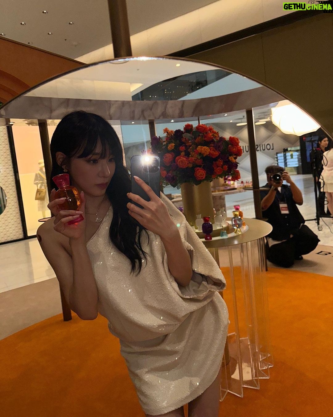 Tiffany Young Instagram - @bulgari Allegra Passeggiata , the Hyundai Seoul ๐๏ธ ๋ถ๊ฐ๋ฆฌ ํผํธ์ ์ฒซ ํ์
์คํ ์ด์ ์ด๋๋์ด ๋ค๋
์์ด์. ์ ์ ํ ํ์ธ์ง์ํ ์ค ๋ ํผํธ ๋ก ์นญ์ ์ถํํ๋ ๊ณณ์์ ๋ค์ํ ์กํฐ๋นํฐ๋ ์ฒดํํด๋ณด๊ณ ์ ๋ฌผ๋ ๋ฐ๊ณ ์ค๋๋ง์ ์ข์ํ๋ ๋ถ๊ฐ๋ฆฌ ํฅ์ ๋ง์๊ป ์ฒดํํด ๋ณด๊ณ ๋๋ฌด ์ฌ๋ฏธ์์์ด์. 8์15์ผ๊น์ง ๋ ํ๋ ์์ธ ํ์
์คํ ์ด์์ ์ดํ๋ฆฌ์์ ์ฐ์ฑ
์ ๋ฎ์ ํฅ๊ธฐ ๊ผญ ํ๋ฒ ๋งก์๋ณด์ธ์ โจ ps. ํ๋ํฝ์ ํ์ธ์ง์ํ ํฅ์ + ๋ฒ ๋ฅด๊ฐ๋ชป ๋งค๊ทธ๋ํ์ ์์ผ์ค ๐ค #Bulgari #BulgariAllegra #๋ถ๊ฐ๋ฆฌํฅ์ #๋ถ๊ฐ๋ฆฌ์๋ ๊ทธ๋ผ #magnifyformore