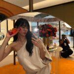 Tiffany Young Instagram – @bulgari Allegra Passeggiata , the Hyundai Seoul ๐๏ธ
๋ถ๊ฐ๋ฆฌ ํผํธ์ ์ฒซ ํ์
์คํ ์ด์ ์ด๋๋์ด ๋ค๋
์์ด์. ์ ์ ํ ํ์ธ์ง์ํ ์ค ๋ ํผํธ ๋ก ์นญ์ ์ถํํ๋ ๊ณณ์์ ๋ค์ํ ์กํฐ๋นํฐ๋ ์ฒดํํด๋ณด๊ณ ์ ๋ฌผ๋ ๋ฐ๊ณ ์ค๋๋ง์ ์ข์ํ๋ ๋ถ๊ฐ๋ฆฌ ํฅ์ ๋ง์๊ป ์ฒดํํด ๋ณด๊ณ ๋๋ฌด ์ฌ๋ฏธ์์์ด์. 8์15์ผ๊น์ง ๋ ํ๋ ์์ธ ํ์
์คํ ์ด์์ ์ดํ๋ฆฌ์์ ์ฐ์ฑ
์ ๋ฎ์ ํฅ๊ธฐ ๊ผญ ํ๋ฒ ๋งก์๋ณด์ธ์ โจ
ps. ํ๋ํฝ์ ํ์ธ์ง์ํ ํฅ์ + ๋ฒ ๋ฅด๊ฐ๋ชป ๋งค๊ทธ๋ํ์ ์์ผ์ค ๐ค
#Bulgari #BulgariAllegra
#๋ถ๊ฐ๋ฆฌํฅ์ #๋ถ๊ฐ๋ฆฌ์๋ ๊ทธ๋ผ
#magnifyformore