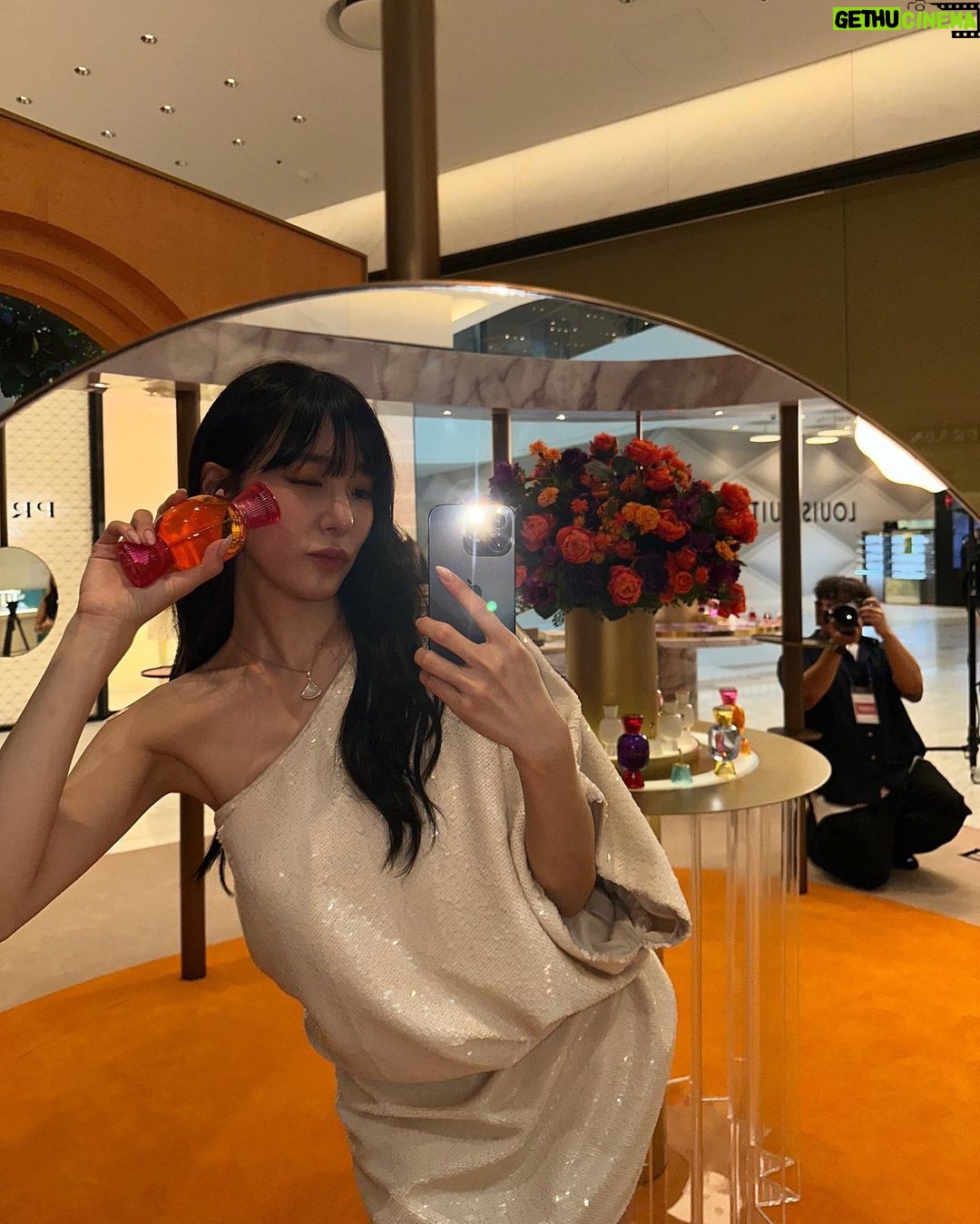 Tiffany Young Instagram - @bulgari Allegra Passeggiata , the Hyundai Seoul ๐๏ธ ๋ถ๊ฐ๋ฆฌ ํผํธ์ ์ฒซ ํ์
์คํ ์ด์ ์ด๋๋์ด ๋ค๋
์์ด์. ์ ์ ํ ํ์ธ์ง์ํ ์ค ๋ ํผํธ ๋ก ์นญ์ ์ถํํ๋ ๊ณณ์์ ๋ค์ํ ์กํฐ๋นํฐ๋ ์ฒดํํด๋ณด๊ณ ์ ๋ฌผ๋ ๋ฐ๊ณ ์ค๋๋ง์ ์ข์ํ๋ ๋ถ๊ฐ๋ฆฌ ํฅ์ ๋ง์๊ป ์ฒดํํด ๋ณด๊ณ ๋๋ฌด ์ฌ๋ฏธ์์์ด์. 8์15์ผ๊น์ง ๋ ํ๋ ์์ธ ํ์
์คํ ์ด์์ ์ดํ๋ฆฌ์์ ์ฐ์ฑ
์ ๋ฎ์ ํฅ๊ธฐ ๊ผญ ํ๋ฒ ๋งก์๋ณด์ธ์ โจ ps. ํ๋ํฝ์ ํ์ธ์ง์ํ ํฅ์ + ๋ฒ ๋ฅด๊ฐ๋ชป ๋งค๊ทธ๋ํ์ ์์ผ์ค ๐ค #Bulgari #BulgariAllegra #๋ถ๊ฐ๋ฆฌํฅ์ #๋ถ๊ฐ๋ฆฌ์๋ ๊ทธ๋ผ #magnifyformore