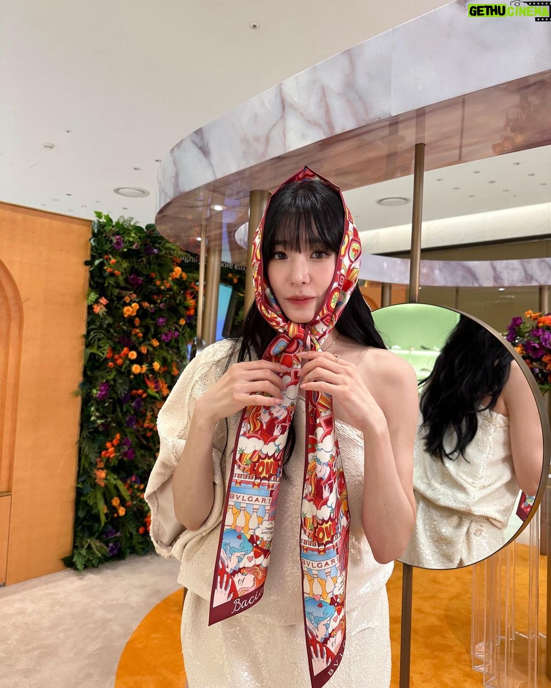 Tiffany Young Instagram - @bulgari Allegra Passeggiata , the Hyundai Seoul ๐๏ธ ๋ถ๊ฐ๋ฆฌ ํผํธ์ ์ฒซ ํ์
์คํ ์ด์ ์ด๋๋์ด ๋ค๋
์์ด์. ์ ์ ํ ํ์ธ์ง์ํ ์ค ๋ ํผํธ ๋ก ์นญ์ ์ถํํ๋ ๊ณณ์์ ๋ค์ํ ์กํฐ๋นํฐ๋ ์ฒดํํด๋ณด๊ณ ์ ๋ฌผ๋ ๋ฐ๊ณ ์ค๋๋ง์ ์ข์ํ๋ ๋ถ๊ฐ๋ฆฌ ํฅ์ ๋ง์๊ป ์ฒดํํด ๋ณด๊ณ ๋๋ฌด ์ฌ๋ฏธ์์์ด์. 8์15์ผ๊น์ง ๋ ํ๋ ์์ธ ํ์
์คํ ์ด์์ ์ดํ๋ฆฌ์์ ์ฐ์ฑ
์ ๋ฎ์ ํฅ๊ธฐ ๊ผญ ํ๋ฒ ๋งก์๋ณด์ธ์ โจ ps. ํ๋ํฝ์ ํ์ธ์ง์ํ ํฅ์ + ๋ฒ ๋ฅด๊ฐ๋ชป ๋งค๊ทธ๋ํ์ ์์ผ์ค ๐ค #Bulgari #BulgariAllegra #๋ถ๊ฐ๋ฆฌํฅ์ #๋ถ๊ฐ๋ฆฌ์๋ ๊ทธ๋ผ #magnifyformore