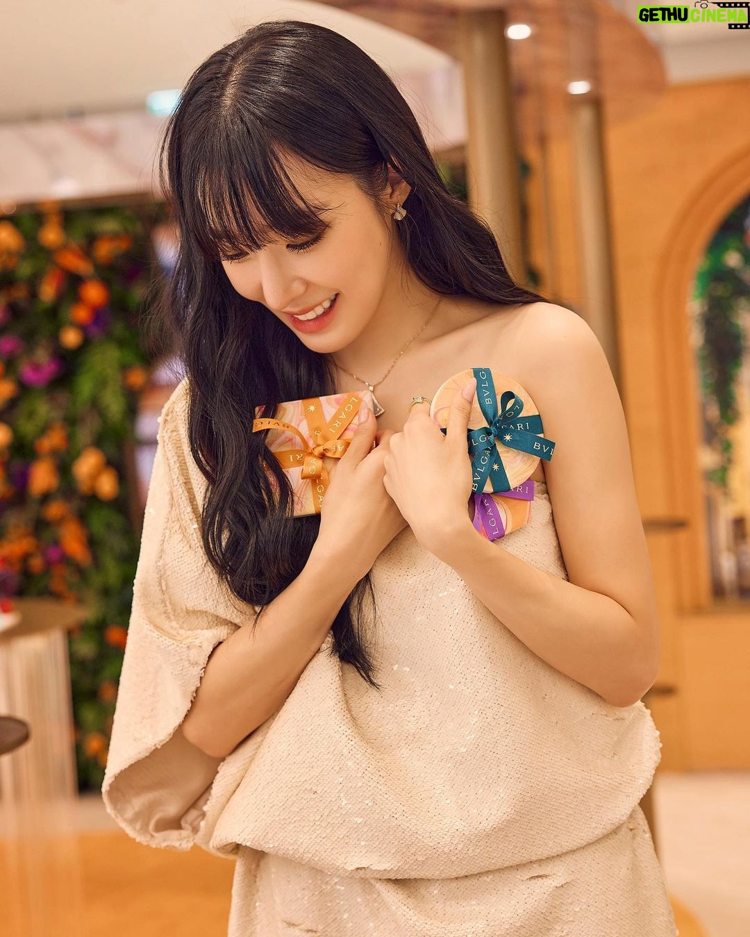 Tiffany Young Instagram - @bulgari Allegra Passeggiata , the Hyundai Seoul ๐๏ธ ๋ถ๊ฐ๋ฆฌ ํผํธ์ ์ฒซ ํ์
์คํ ์ด์ ์ด๋๋์ด ๋ค๋
์์ด์. ์ ์ ํ ํ์ธ์ง์ํ ์ค ๋ ํผํธ ๋ก ์นญ์ ์ถํํ๋ ๊ณณ์์ ๋ค์ํ ์กํฐ๋นํฐ๋ ์ฒดํํด๋ณด๊ณ ์ ๋ฌผ๋ ๋ฐ๊ณ ์ค๋๋ง์ ์ข์ํ๋ ๋ถ๊ฐ๋ฆฌ ํฅ์ ๋ง์๊ป ์ฒดํํด ๋ณด๊ณ ๋๋ฌด ์ฌ๋ฏธ์์์ด์. 8์15์ผ๊น์ง ๋ ํ๋ ์์ธ ํ์
์คํ ์ด์์ ์ดํ๋ฆฌ์์ ์ฐ์ฑ
์ ๋ฎ์ ํฅ๊ธฐ ๊ผญ ํ๋ฒ ๋งก์๋ณด์ธ์ โจ ps. ํ๋ํฝ์ ํ์ธ์ง์ํ ํฅ์ + ๋ฒ ๋ฅด๊ฐ๋ชป ๋งค๊ทธ๋ํ์ ์์ผ์ค ๐ค #Bulgari #BulgariAllegra #๋ถ๊ฐ๋ฆฌํฅ์ #๋ถ๊ฐ๋ฆฌ์๋ ๊ทธ๋ผ #magnifyformore