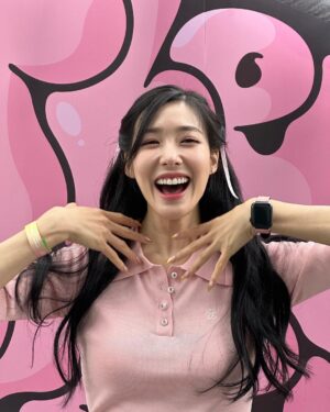 Tiffany Young Instagram - the green cup 💚