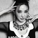 Tiffany Young Instagram - 제가 오늘 이탈리안 패션 하우스 ‘모스키노’의 하우스 앰버서더가 되었어요. 모스키노처럼 깊은 역사를 가진 이탈리안 하우스와 함께하게 되어 굉장히 기쁘고 앞으로의 여정이 정말 기대돼요. 🙏 honored to be a part of the @moschino family & am beyond excited for our future together 🤍 #TiffanyYoung #Moschino #MoschinoMuses