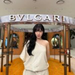 Tiffany Young Instagram - @bulgari Allegra Passeggiata , the Hyundai Seoul 🕊️ 불가리 퍼퓸의 첫 팝업 스토어에 초대되어 다녀왔어요. 신제품 파세지아타 오 드 퍼퓸 론칭을 축하하는 곳에서 다양한 액티비티도 체험해보고 선물도 받고 오랜만에 좋아하는 불가리 향수 마음껏 체험해 보고 너무 재미있었어요. 8월15일까지 더 현대 서울 팝업 스토어에서 이탈리안의 산책을 닮은 향기 꼭 한번 맡아보세요 ✨ ps. 파니픽은 파세지아타 향수 + 베르가못 매그니파잉 에센스 🤍 #Bulgari #BulgariAllegra #불가리향수 #불가리알레그라 #magnifyformore