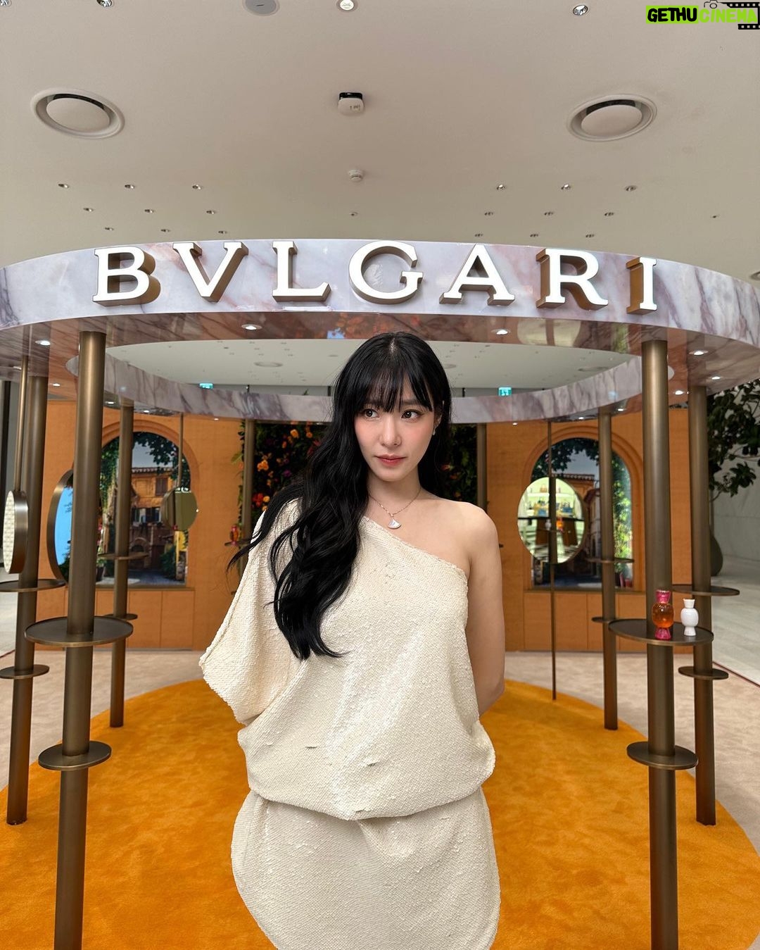 Tiffany Young Instagram - @bulgari Allegra Passeggiata , the Hyundai Seoul ๐๏ธ ๋ถ๊ฐ๋ฆฌ ํผํธ์ ์ฒซ ํ์
์คํ ์ด์ ์ด๋๋์ด ๋ค๋
์์ด์. ์ ์ ํ ํ์ธ์ง์ํ ์ค ๋ ํผํธ ๋ก ์นญ์ ์ถํํ๋ ๊ณณ์์ ๋ค์ํ ์กํฐ๋นํฐ๋ ์ฒดํํด๋ณด๊ณ ์ ๋ฌผ๋ ๋ฐ๊ณ ์ค๋๋ง์ ์ข์ํ๋ ๋ถ๊ฐ๋ฆฌ ํฅ์ ๋ง์๊ป ์ฒดํํด ๋ณด๊ณ ๋๋ฌด ์ฌ๋ฏธ์์์ด์. 8์15์ผ๊น์ง ๋ ํ๋ ์์ธ ํ์
์คํ ์ด์์ ์ดํ๋ฆฌ์์ ์ฐ์ฑ
์ ๋ฎ์ ํฅ๊ธฐ ๊ผญ ํ๋ฒ ๋งก์๋ณด์ธ์ โจ ps. ํ๋ํฝ์ ํ์ธ์ง์ํ ํฅ์ + ๋ฒ ๋ฅด๊ฐ๋ชป ๋งค๊ทธ๋ํ์ ์์ผ์ค ๐ค #Bulgari #BulgariAllegra #๋ถ๊ฐ๋ฆฌํฅ์ #๋ถ๊ฐ๋ฆฌ์๋ ๊ทธ๋ผ #magnifyformore