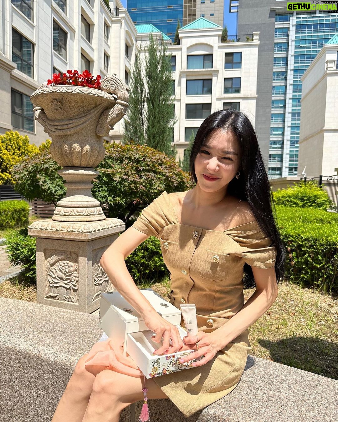 Tiffany Young Instagram - so grateful to join @beautyofjoseon_official as the new ambassador on this beautiful new campaign 'A Journey to Finding Your Finest Hanbang.' 🌾 @beautyofjoseon_official #ad #beautyofjoseon #ì¡°ì„ ë¯¸ë…€