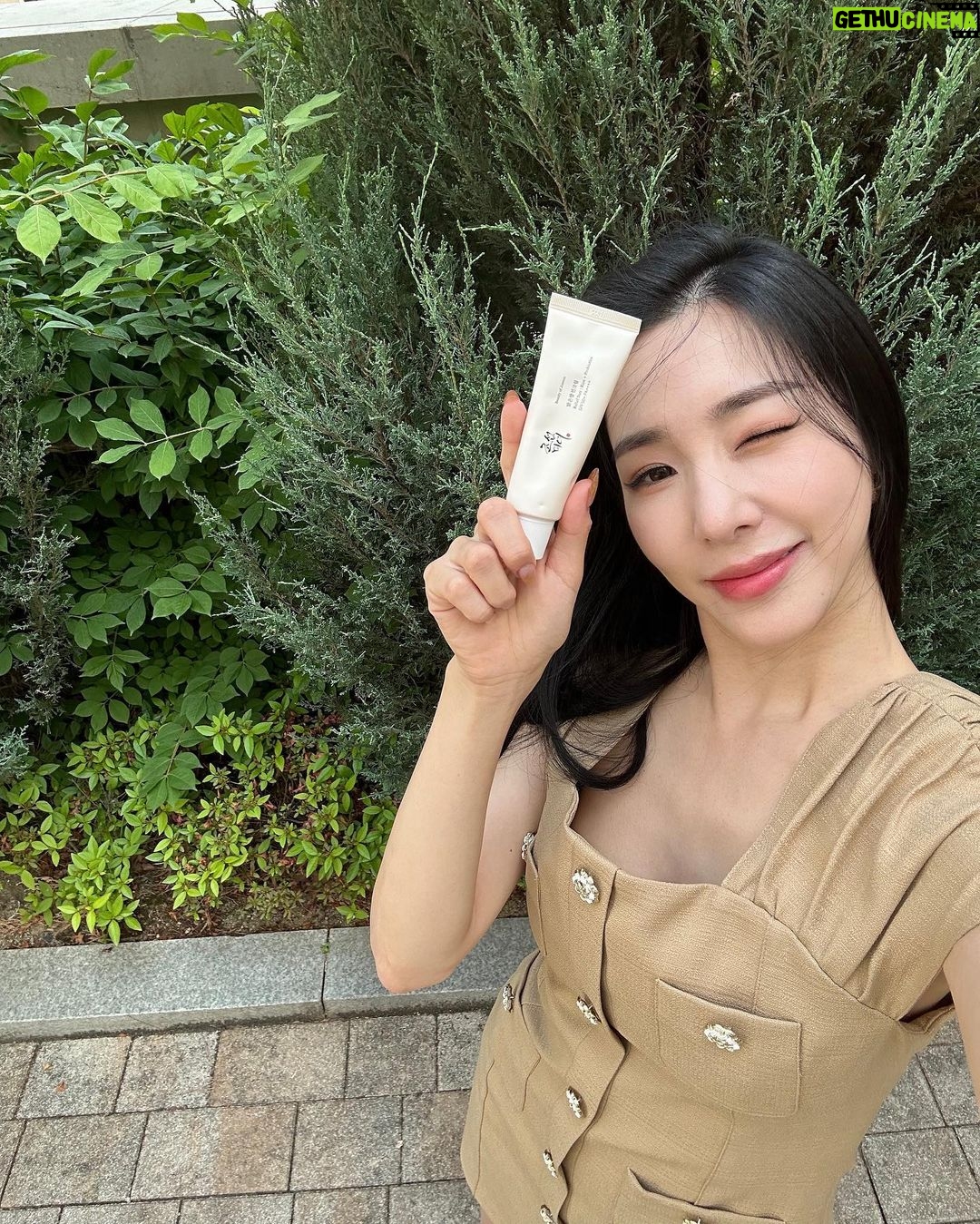 Tiffany Young Instagram - so grateful to join @beautyofjoseon_official as the new ambassador on this beautiful new campaign 'A Journey to Finding Your Finest Hanbang.' 🌾 @beautyofjoseon_official #ad #beautyofjoseon #ì¡°ì„ ë¯¸ë…€