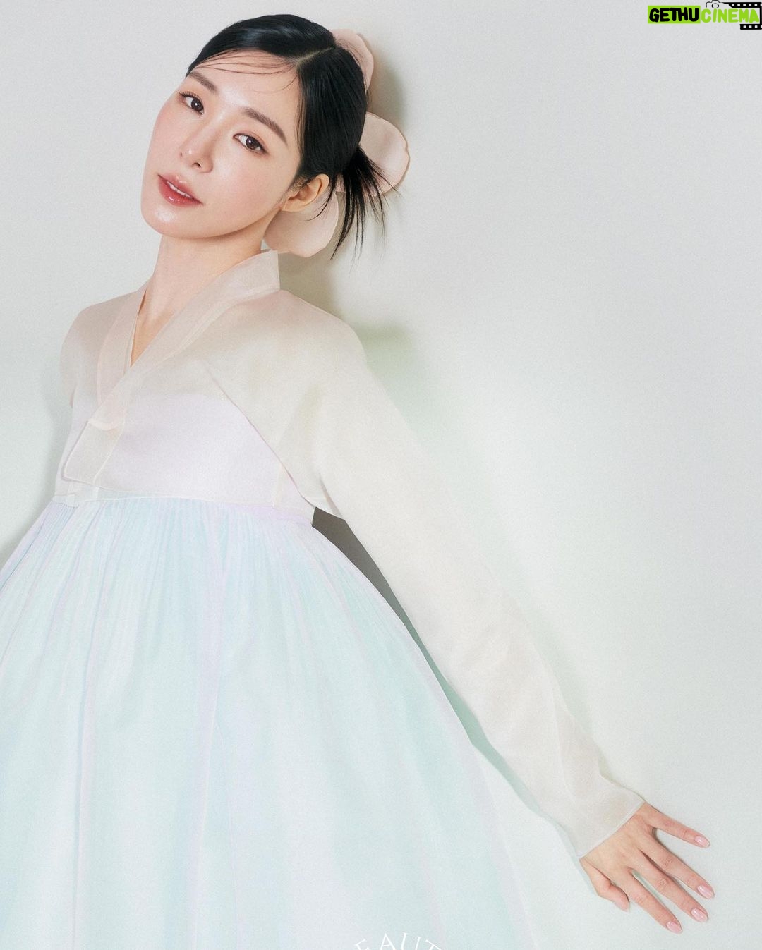 Tiffany Young Instagram - so grateful to join @beautyofjoseon_official as the new ambassador on this beautiful new campaign 'A Journey to Finding Your Finest Hanbang.' 🌾 @beautyofjoseon_official #ad #beautyofjoseon #조선미녀