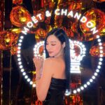 Tiffany Young Instagram - 'tis the season to #ToastWithMoet 🍾 honored to host #MoetEffervescence in Seoul 감사합니다 🫧 경고: 지나친 음주는 뇌졸중, 기억력 손상이나 치매를 유발합니다. 임신 중 음주는 기형아 출생 위험을 높입니다. #광고